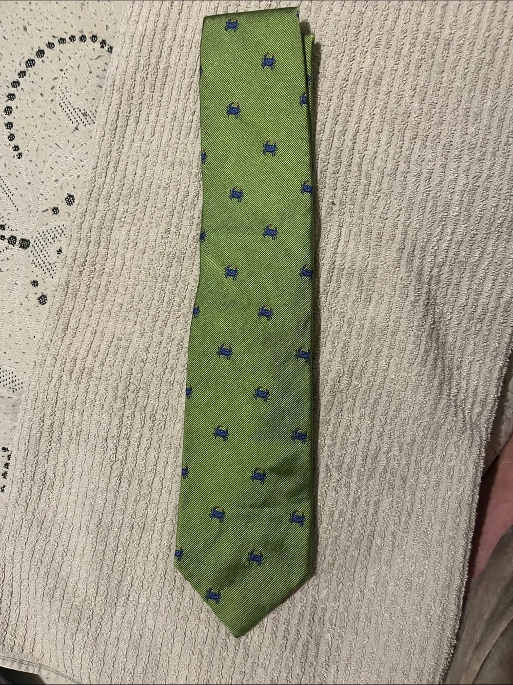 Crew Green with Blue Crabs Motif Tie